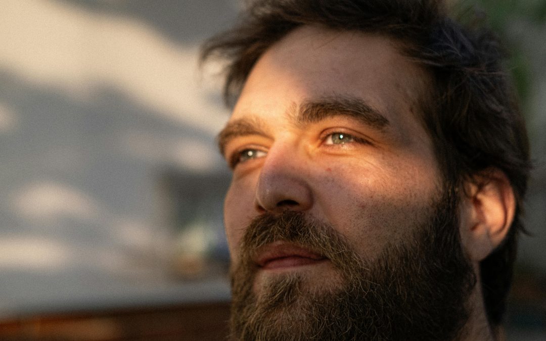 De l’exigència a la presència: dues maneres de mirar l’altre (i a tu mateix)